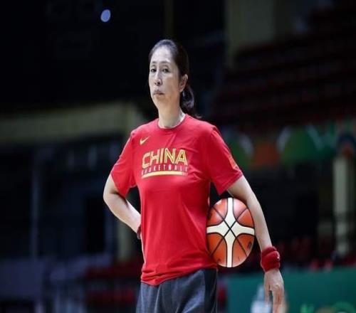 30岁老将重回女篮，宫鲁鸣向现实低头，或提前下课，新帅会是她