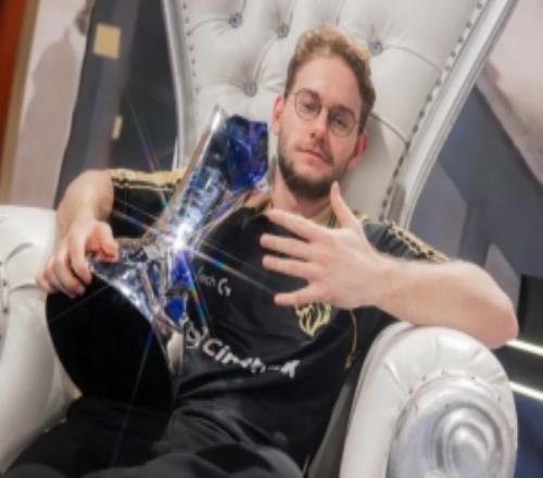 北美野王！Inspired分享捧杯照片並配文：三連冠