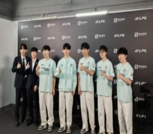 iG赛后群访教练:季后赛的目标理所当然是冠军队伍仍有成长空间