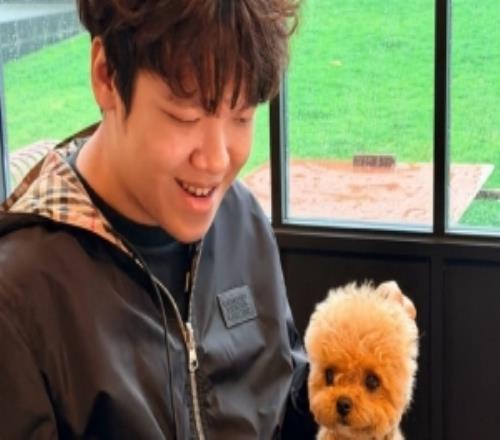 Angel分享生活照片：难得休息一天，可惜下雨安安不能去草坪上玩