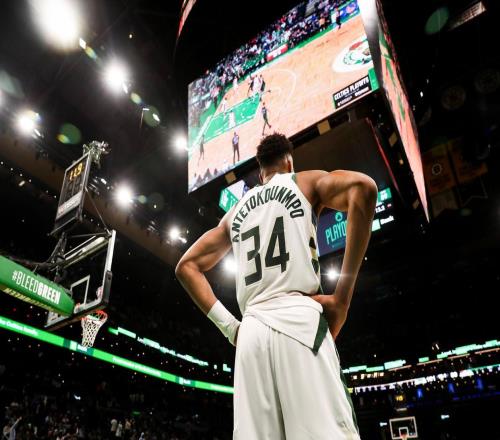 字母哥两战创NBA新历史!离队流言不攻自破,60+30+10成联盟唯一
