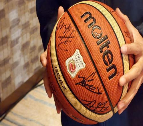 2026湘BA长沙队获赠中国女篮签名篮球，球员：冠军是我们的目标