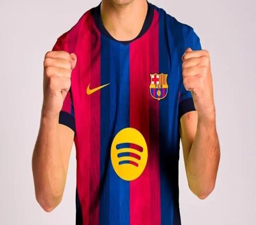 巴萨下赛季主场球衣曝光:多种深浅不一的红蓝打造渐变效果