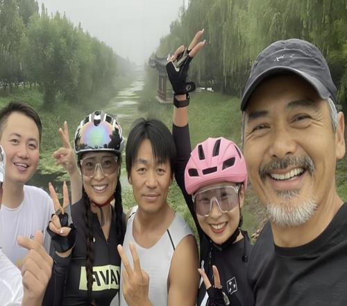 四战港马带“银发艺人团”一起完赛，周润发是推广跑步的典范