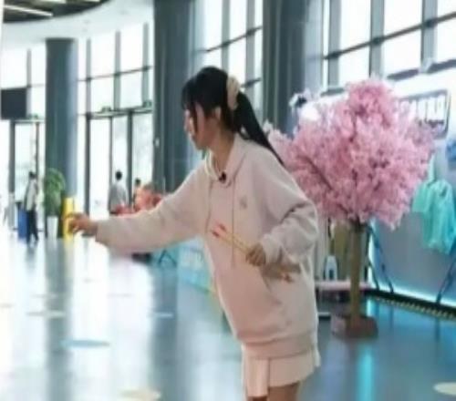 豆瓣网友爆料：根据种种细节，Elk疑似与主持十月在交往