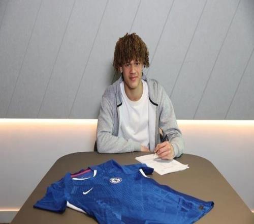 官方:切尔西与18岁后卫小埃梅纳洛、20岁门将梅里克完成续约