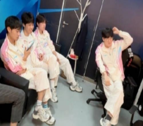 BLG分享選手後台花絮:沙發爭奪戰其實是k去采訪了