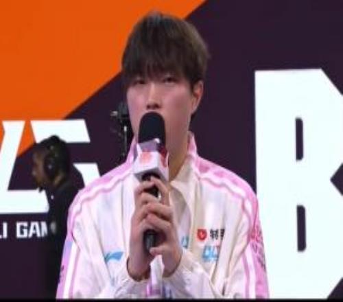 Bin哥怎么又骗午夜性福利视频啊！Bin赛后采访曾表示：G2比BFX弱所以横扫是正常的