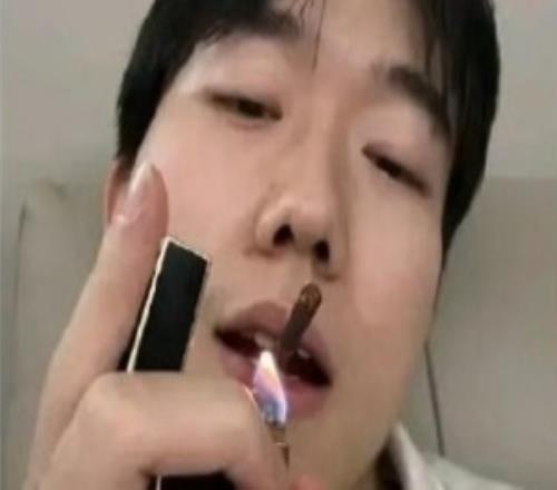 神誌不清了Missing深夜發布懟臉抽煙自拍隨後立刻刪除