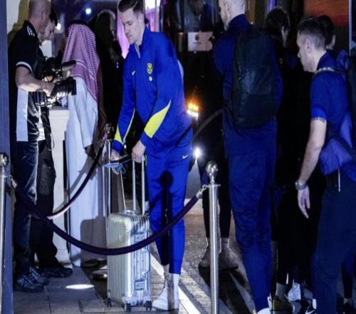 世体:特狮的伤和之前的背伤无关,伤势不严重但无法完成训练