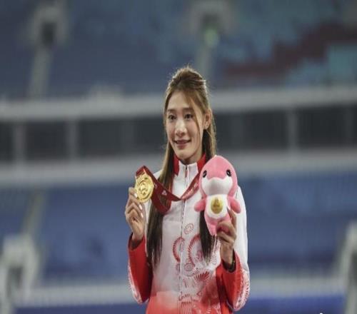 广东田径首金喜悦再来一次!4400米混合接力颁奖