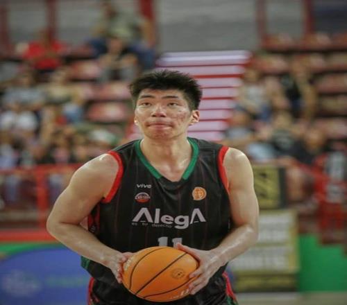 犧牲這么大2米21男籃國(guó)手留洋月薪2000歐，放棄600萬(wàn)，本人確認(rèn)