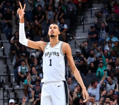 湖人15分大逆转,快船4连败!西部最新排名出炉,马刺锁定季后赛