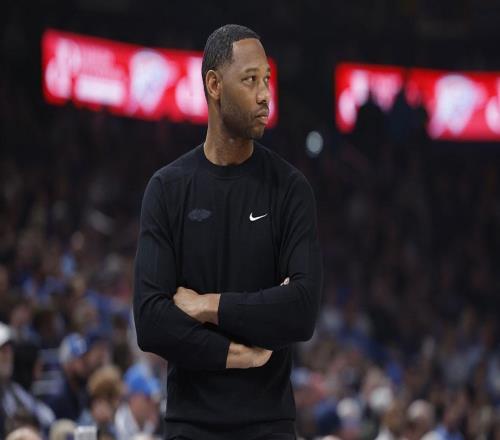 鵜鶘隊主教練威利格林現(xiàn)身訓(xùn)練場，要求他下課的呼聲再創(chuàng)新高