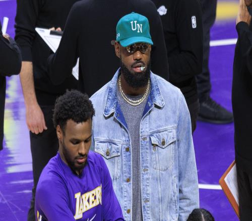 湖人消息:名宿建议老詹替补,NBA夺冠概率出炉,里夫斯状态升级