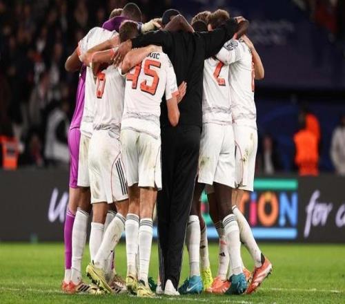 豪取16连胜,孔帕尼在客胜巴黎后与球员一同庆祝胜利