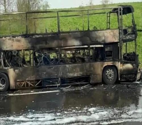 曼城球迷大巴英联杯决赛前在高速上起火，所幸无人受伤