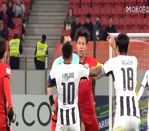 海港勇摘亚冠3个1,中超仨难兄难弟!名记:这让球迷的脸往哪搁啊