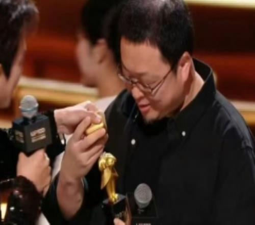 破獎羅永浩現身B站百大頒獎晚會但領獎時獎杯直接斷成兩半