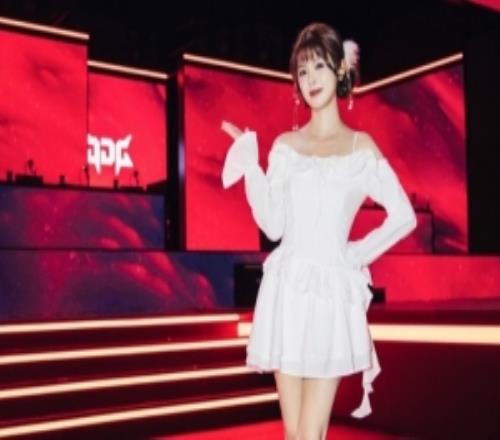 主持人泱泱晒照:在JDG主场上班的一天!有好多好玩的打卡点