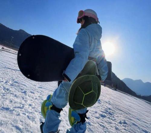 掏空中產(chǎn)錢包的滑雪，在“窮鬼”年輕人手里徹底栽了