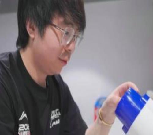 摸腿的是綠毛豆瓣放大鏡看BLG商K動圖：綠毛他老婆還是前小偶像男的真惡心