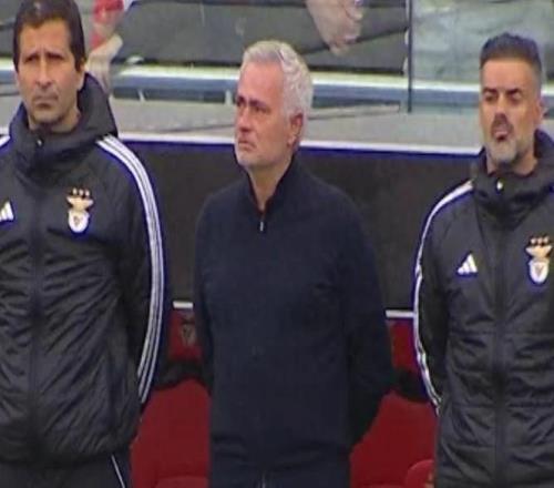 穆里尼奥泪洒赛场:本菲卡致敬其挚友,一代名帅难掩悲痛