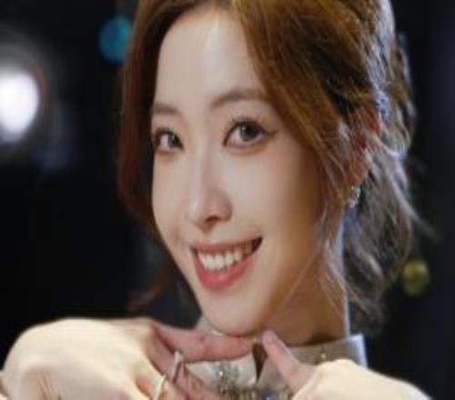 太牛了希然获得2025福布斯中国卓越电竞主持奖