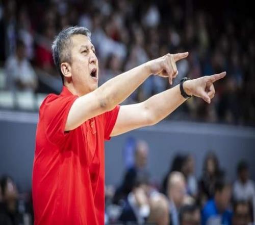 赢得丑陋!男篮攻守一团糟,赵睿+王浩然辣眼睛,郭士强束手无策