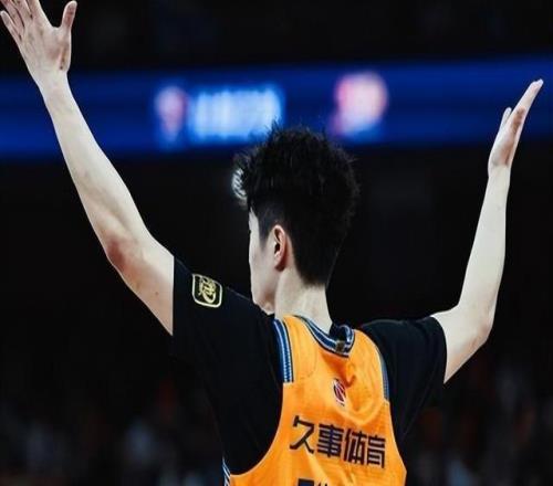 白边:随着偰李永炜愈发出色我出场时间更多了卢伟指导非常信任我