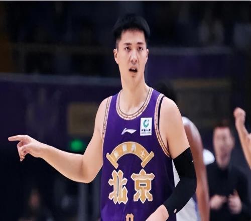 领先20多分被逼平,曾凌铉三分球9投9中没人防,这事不怪张庆鹏