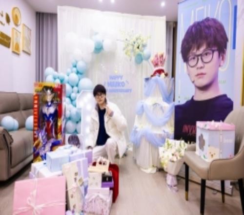 IG分享Meiko十一周年开箱返图：怎么在这儿拍啊！我快要饿死啦