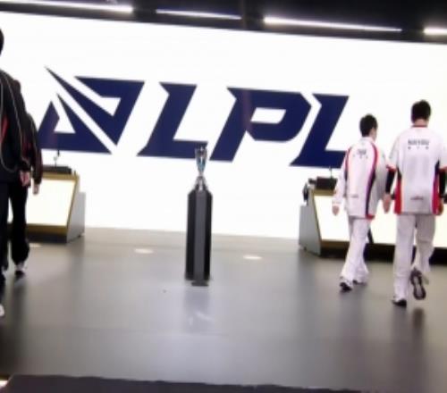 仿EWC底座LPL季後賽獎杯披露：隊伍淘汰則寶石鑲嵌在獎杯底部
