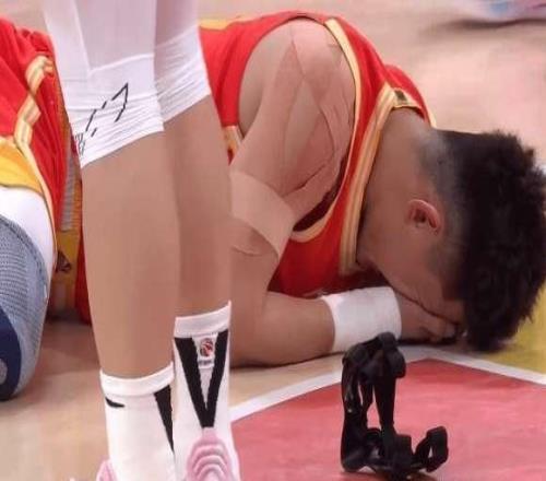 不惯毛病!手指裁判吃T,下一回合又倒地不起,裁判理都懒得理他