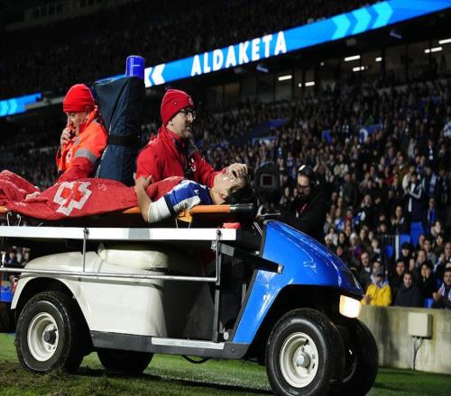 世界杯成疑！日本又折損大將3000萬紅星無對抗重傷被醫(yī)療車?yán)? loading=