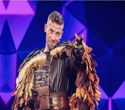 太阳报:阿尔德韦雷尔德参加蒙面歌手栏目,把自己扮成猫头鹰