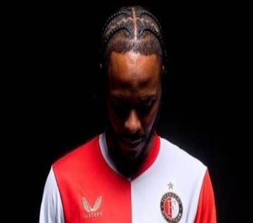 開啟生涯新篇章，斯特林曬身披費耶諾德戰袍照