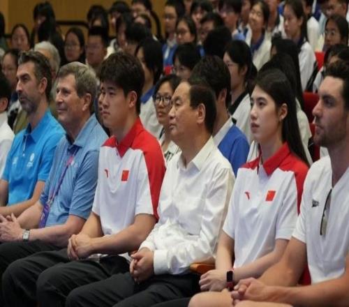 堪比追星现场！张雨霏潘展乐带着多位世界冠军空降深圳中学