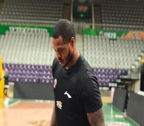 備戰(zhàn)廣東！亨特合練強壯，楊鳴強調(diào)沖擊對手，回應新援補充很淡定