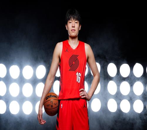 記者：楊瀚森有機(jī)會在NBA揭幕戰(zhàn)中替補(bǔ)登場，出戰(zhàn)大概15分鐘