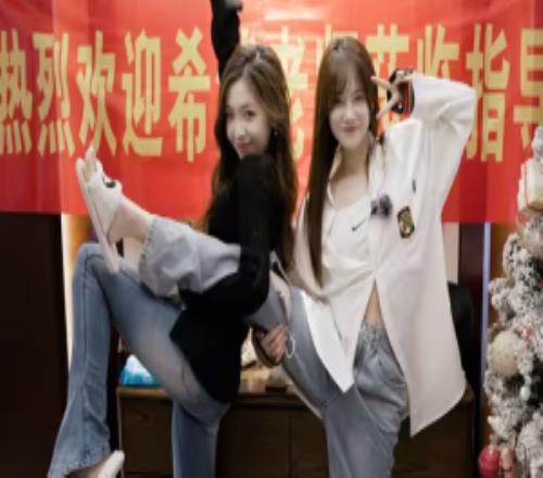 力挺小鈺昨日小鈺更新出門聚餐照片希然今日接力：沒(méi)事有朋友美食和小貓捏