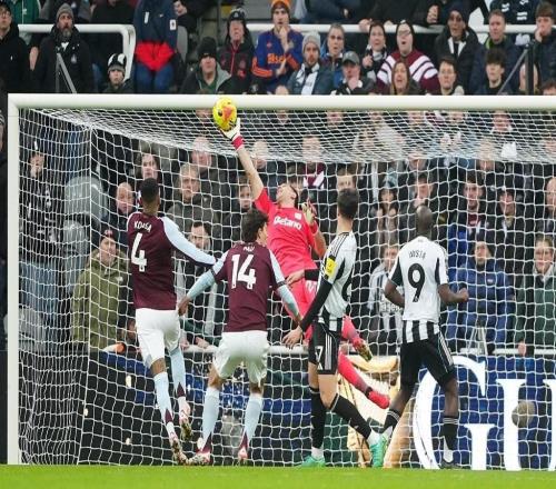 獻神撲，大馬丁在維拉生涯英超200場里程碑零封紐卡