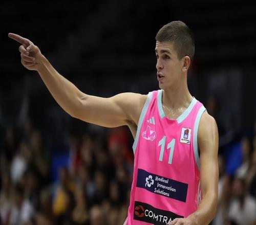 侧翼新星将会加盟塞尔维亚豪门，他在之前刚刚被老鹰裁掉