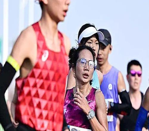 大众一姐二姐首次马拉松同场,从朱卿黄雪梅半马分段配速表看状态得失