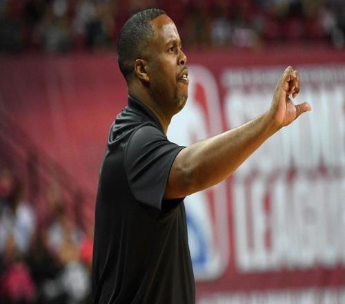 向賭客提供湖人詹姆斯和戴維斯傷情信息，前NBA球員兼教練拒認罪