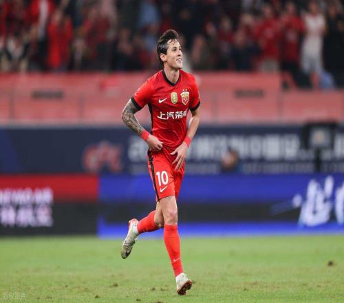意外!上港球迷曾质疑他不如蒯纪闻,如今德转身价飙升到350万