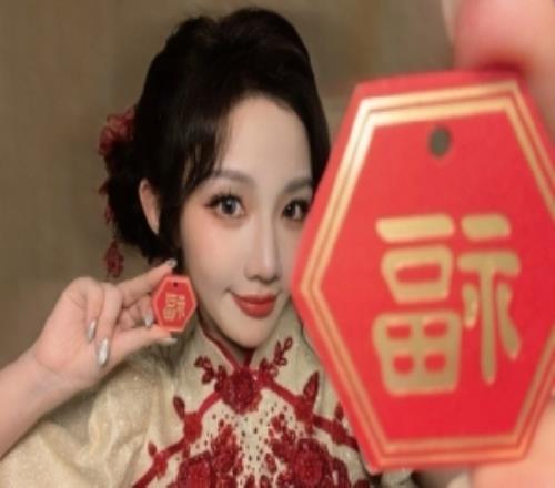 KPL解说小鹿晒照：除夕快乐！岁岁安康！马年也要一马平川