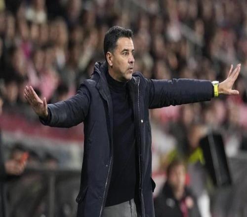 米歇尔：埃切韦里是用脚内侧冲着球去的，，，，，他没用鞋钉去踩孔德