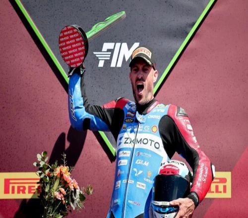 请把张雪的故事拍成电影，给彷徨的追梦人，给坚韧的追风者