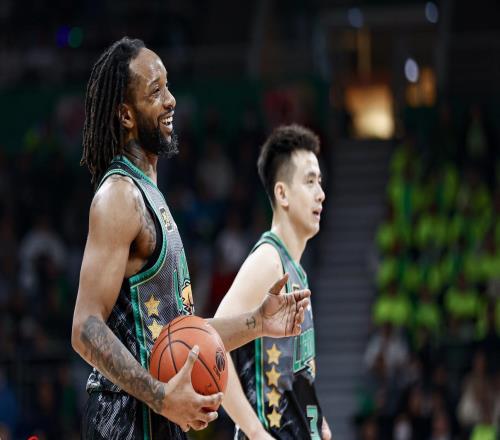 首秀15分!辽篮新外援合格,赵继伟有两帮手,杨鸣回归有1个障碍